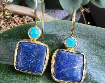 Boucles d’oreilles en lapis lazuli et turquoise, avec sertissures en argent sterling enduites de vermeil doré