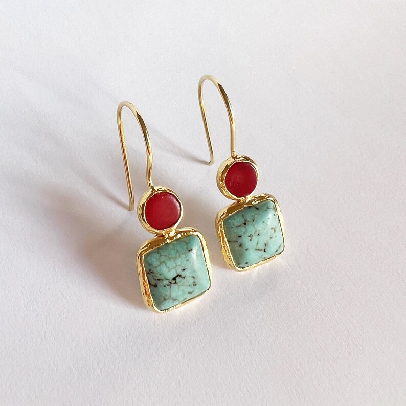 Boucles d'oreilles corail et turquoise en argent sterling recouvert d'or 18 carats, petites pierres précieuses naturelles délicates carrées de corail rouge turquoise image 1