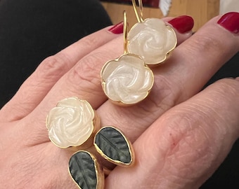 Anillo de rosa de jade amarillo tallado: plata de ley con detalle de hoja verde