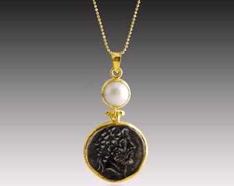 Pièce impériale romaine avec collier de pendentif de perle blanche, vermeil d’or au-dessus de l’argent sterling, collier antique de pièce de monnaie, pendentif antique de pièce de monnaie