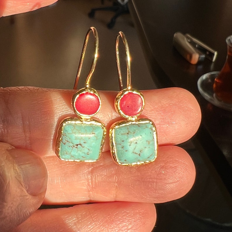 Boucles d'oreilles corail et turquoise en argent sterling recouvert d'or 18 carats, petites pierres précieuses naturelles délicates carrées de corail rouge turquoise image 9