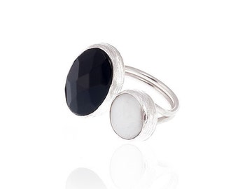Bague en pierre d'onyx ovale et perle, bague en argent noir et blanc, bague en onyx noir et perle, bague noire, bague en perle blanche argentée