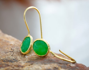 Boucles d’oreilles en jade vert avec pierres à facettes ovales en argent sterling recouvertes de vermeil doré