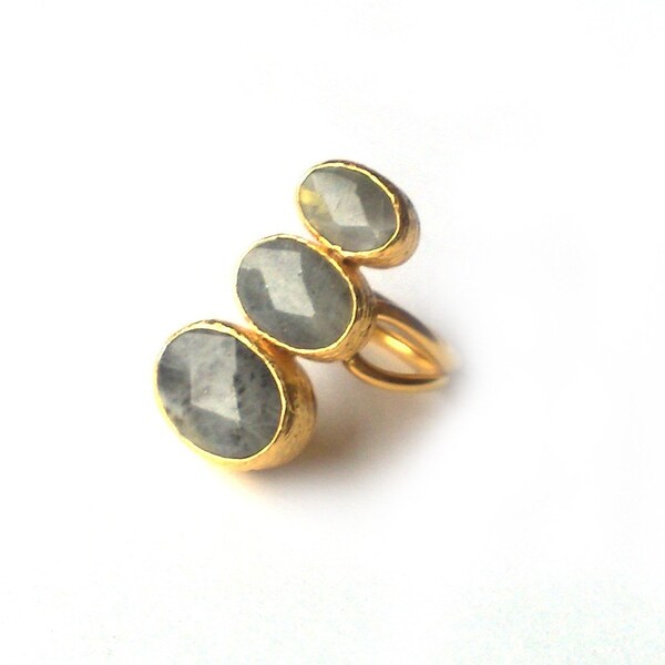 Verticle Three Small to Large Grey Labrodorit Stones Ring