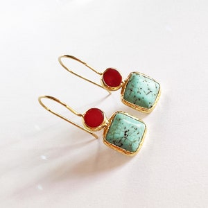 Boucles d'oreilles corail et turquoise en argent sterling recouvert d'or 18 carats, petites pierres précieuses naturelles délicates carrées de corail rouge turquoise image 2