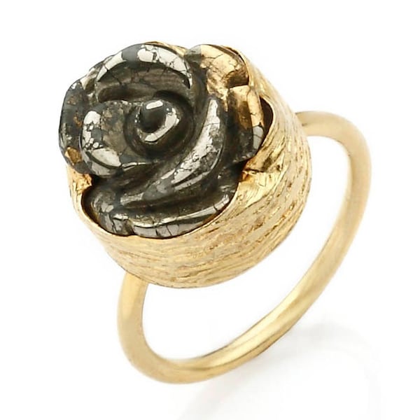 Golden Rose Ring with a carved Pyrite Stone, gold rose ring, gold flower ring, floral ring, single rose ring, statement ring, boho ring