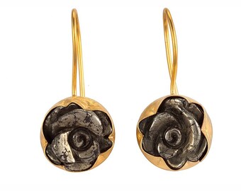 Boucles d'oreilles Golden Rose avec pierres de pyrite taillées en roses, argent sterling recouvert d'or, boucles d'oreilles fleur d'or, pierre de pyrite, rose d'or