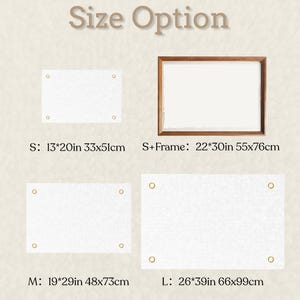 以下が含まれることがあります： 製品のサイズオプションを示す画像。真鍮のハトメが付いた4つの白い長方形のピースと、額入りのピースが1つ含まれています。サイズはS：33x51cm、M：48x73cm、L：66x99cm、S+フレーム：55x76cmです。「Size Option」の文字が上部にあります。