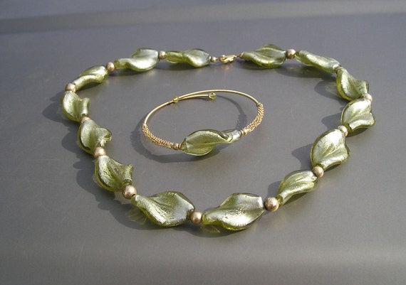 Lovely Vintage Foiled Green Art Glass Swirl Neckl… - image 1