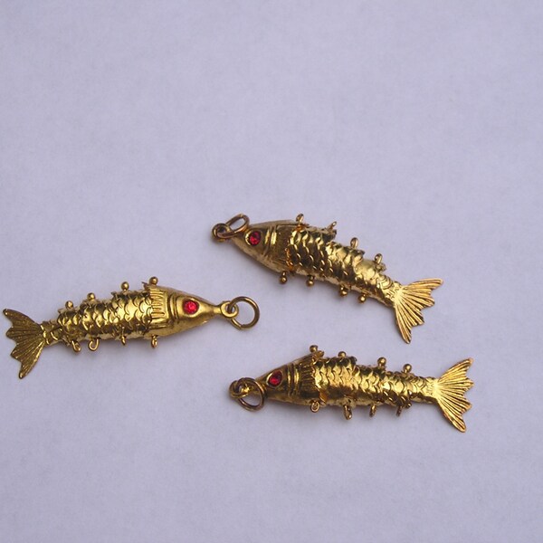 3 goldtone articulado pequeño peces colgantes o encantos
