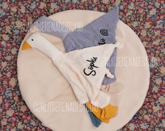 Elegant Personalized Muslin Goose Comfort Blanket - A Precious Keepsake for Christenings and Birthdays
