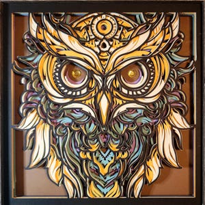 3D überlagerte Papierkunst Eule mit juwelenbesetzten Augen in der Schattenbox