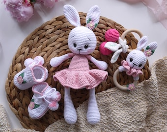 Ensemble-cadeau d'adorables lapins roses et blancs crochetés à la main pour bébé fille (anniversaires et showers)