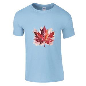 メープルリーフシャツ、カナダデーTシャツ、カナダ人へのギフト、カナダシャツ、カナダTシャツ、ユニセックスTシャツ、レディースTシャツ Light Blue