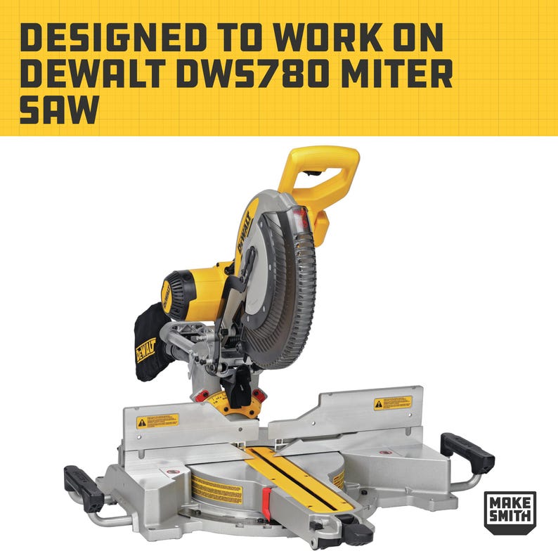 Op de afbeelding: Een gele en zilveren DeWalt DW5780 verstekzaag met een zwarte stofafzuigzak. De zaag is ontworpen om te werken op DeWalt verstekzagen.