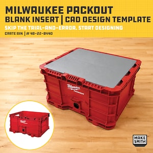 Op de afbeelding: Een rode Milwaukee Packout krat met een grijs vlak inzetpaneel. De tekst luidt MILWAUKEE PACKOUT BLANK INSERT | CAD DESIGN TEMPLATE, SKIP THE TRIAL-AND-ERROR. START DESIGNING, CRATE BIN | # 48-22-8440 en MAKE SMITH.