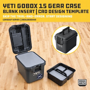 Pode incluir: Uma mala de equipamento Yeti GoBox 15 cinzento-escuro com tampa aberta, um tabuleiro interno removível com três compartimentos e um autocolante circular na frente. O texto diz YETI GOBOX 15 GEAR CASE BLANK INSERT | CAD DESIGN TEMPLATE.