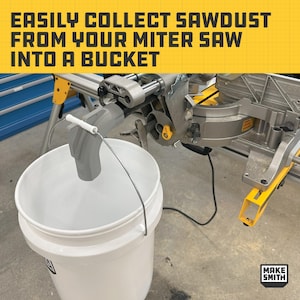 Op de afbeelding: Een witte emmer met een grijze stofzuigmond die is aangesloten op een verstekzaag. De tekst "EASILY COLLECT SAWDUST FROM YOUR MITER SAW INTO A BUCKET" wordt weergegeven in gele tekst op een gele en zwarte achtergrond.