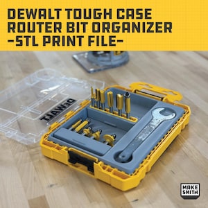 Puede incluir: Una caja de plástico amarilla y gris con una tapa transparente, que contiene un juego de fresas para enrutador y una llave. La caja tiene el texto "DEWALT" impreso en el lateral. El texto "DEWALT TOUGH CASE ROUTER BIT ORGANIZER -STL PRINT FILE- " está impreso sobre un fondo amarillo en la parte superior de la imagen.