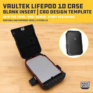 Può includere: Una custodia portatile impermeabile Vaultek LifePod 10 nera con il coperchio aperto che rivela un inserto grigio vuoto. Il testo recita: VAULTEK LIFEPOD 10 CASE BLANK INSERT | CAD DESIGN TEMPLATE. SKIP THE TRIAL-AND-ERROR. START DESIGNING. PORTABLE WATERPROOF CASE | LIFEPOD 10.