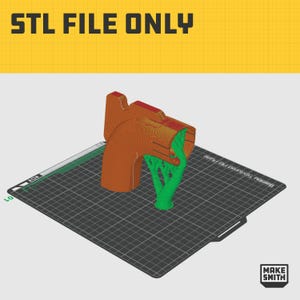 Op de afbeelding: Een 3D-geprint model van een bruine pijp met een groene, bladerrijke wijnstok die er doorheen groeit. Het model staat op een zwart gerasterd oppervlak. De tekst "STL FILE ONLY" wordt bovenaan de afbeelding in geel weergegeven.