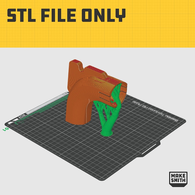 Op de afbeelding: Een 3D-geprint model van een bruine pijp met een groene, bladerrijke wijnstok die er doorheen groeit. Het model staat op een zwart gerasterd oppervlak. De tekst "STL FILE ONLY" wordt bovenaan de afbeelding in geel weergegeven.