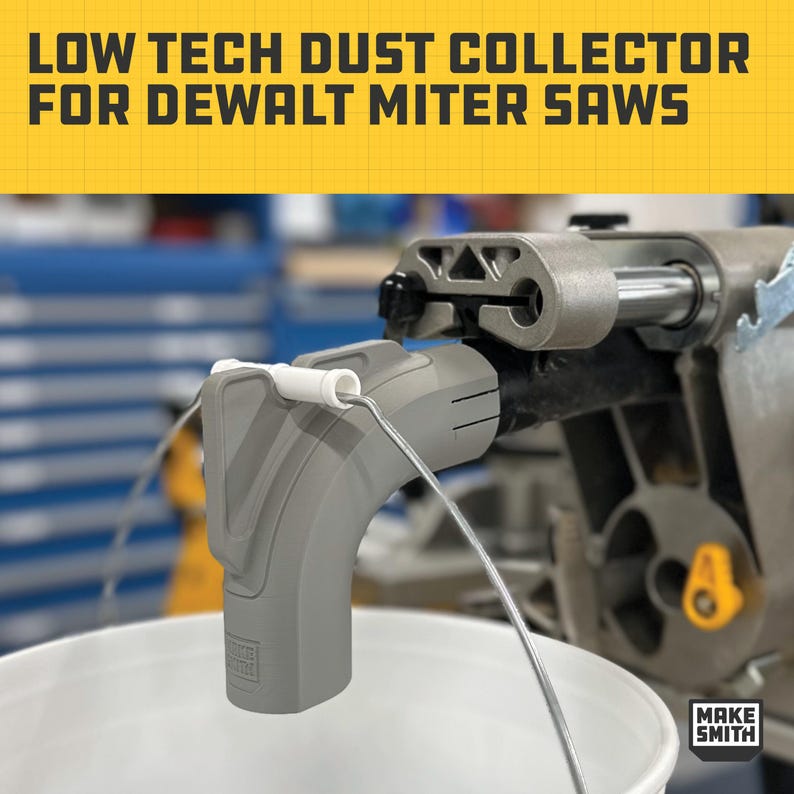 Op de afbeelding: Een grijze plastic stofafzuigmond voor een DeWalt-zaagtafel. De mond is met een emmer verbonden door een draad. De tekst "LOW TECH DUST COLLECTOR FOR DEWALT MITER SAWS" wordt weergegeven in gele letters op een gele en zwarte achtergrond.