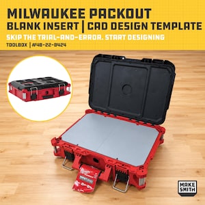 Könnte beinhalten: Ein rot-schwarzer Milwaukee Packout Werkzeugkoffer, Modell #48-22-8424, mit einem leeren grauen Einsatz für CAD-Designvorlagen. Der geöffnete Koffer zeigt eine flache, segmentierte graue Innenfläche, eine geschlossene Version ist im Inset zu sehen.