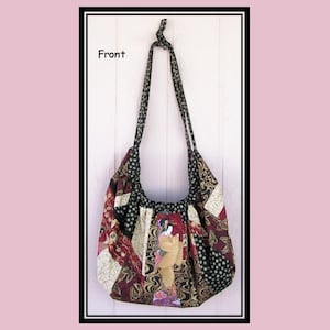 Könnte beinhalten: Eine große Patchwork-Tragetasche aus schwarzem, rotem, weißem und goldenem Stoff. Die Tasche hat ein gerafftes, gerafftes oder plissiertes Design und zeigt einen Blumendruck mit einer Frau in einem Kimono.