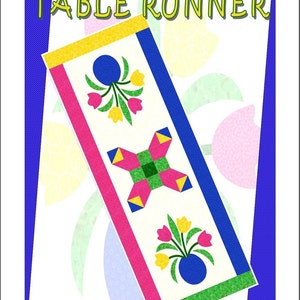 Pode incluir: Um padrão de corredor de mesa com um design de tulipas em vaso nas cores amarelo, rosa, azul e verde. O padrão é intitulado "Potted Tulips Table Runner" e é da Bee Joyful Quilts, BJQ-121.