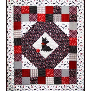 Könnte beinhalten: Eine schwarz-weiße Steppdecke mit einem rot-weiß karierten Rand. In der Mitte der Steppdecke befindet sich eine schwarze Silhouette eines Hundes mit einem roten Halsband. Die Steppdecke besteht aus verschiedenen Mustern, darunter Punkte, Streifen und Blumenmuster.