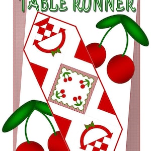 Può includere: Un runner da tavolo trapuntato rosso e bianco con un design a ciliegie. Il runner presenta un motivo a scacchi e uno stelo verde con ciliegie rosse. Il testo "BEE JOYFUL QUILTS" e "BJG-122" è stampato sul runner.