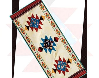 Puede incluir: Un camino de mesa de estilo suroeste con un patrón geométrico en rojo, amarillo, azul y turquesa. El camino de mesa está hecho de tela y tiene un fondo crema. El texto "BEE JOYFUL QUILTS BJQ-120" está impreso en la parte inferior de la imagen.
