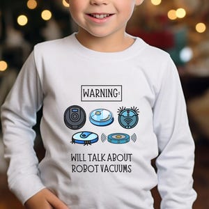 Könnte beinhalten: Ein weißes Langarmshirt mit einer Grafik von Roboterstaubsaugern und dem Text "WARNING: WILL TALK ABOUT ROBOT VACUUMS". Das Shirt wird von einem jungen Kind getragen.