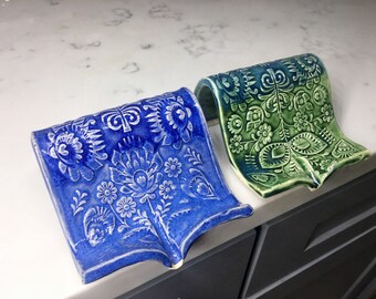 Seifenschale oder Schwammhalter mit Wasserablauf (versandkostenfrei) mit Blumen- und Blättermotiv