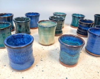 Ręcznie robiony ceramiczny pojemnik na wykałaczki lub kieliszek do shotów – ceramika szkliwiona