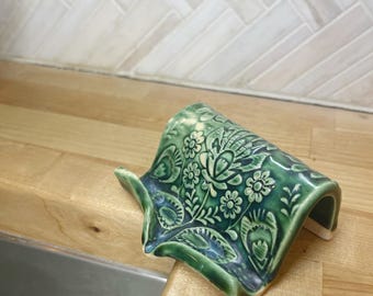 農家風の陶器製スポンジホルダーまたは石鹸置き