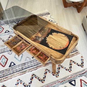 Rustieke puzzelsalontafel met verwijderbare varianten van helder of gerookt glas, functionele presentatietafel