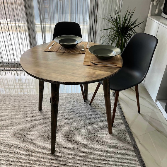 Runder Esstisch aus massivem Kiefernholz, rustikaler Küchentisch, kleines Raumdesign