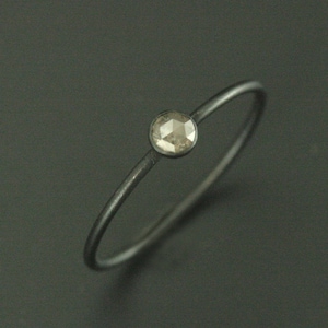 Bague diamant gris Bague diamant taille rose Bague simple lunette noire Bague en argent oxydé Bague empilable Bague diamant empilable Petite bague diamant