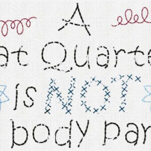 Op de afbeelding: Een witte achtergrond met zwarte gestikte tekst die "A Fat Quarter is NOT a body part" luidt. De tekst is versierd met rode en blauwe stiksels.