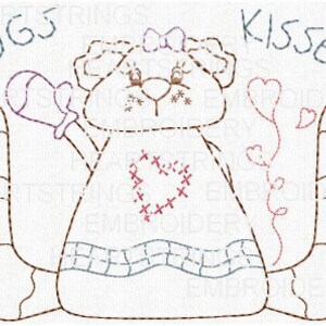 Puede incluir: Un oso de dibujos animados marrón y blanco con un corazón rojo en el pecho y un suéter a rayas azul y blanco. El oso sostiene una manopla rosa en su pata derecha. Las palabras "Hugs" y "Kisses" están escritas en puntadas marrones sobre el oso.
