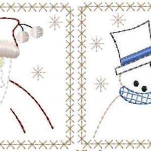 Pode incluir: Dois enfeites de Natal bordados. O primeiro enfeite apresenta um Papai Noel branco com um chapéu vermelho e o texto "Ho Ho Ho". O segundo enfeite apresenta um boneco de neve com um chapéu e uma echarpe azuis e o texto "Jack Frost".