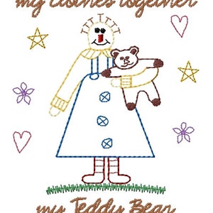 Puede incluir: Diseño bordado de una niña sosteniendo un oso de peluche con el texto "Mis botones sujetan mi ropa junta, mi oso de peluche me mantiene caliente por dentro". El diseño presenta una variedad de colores, incluyendo marrón, azul, rojo, amarillo, verde y morado.