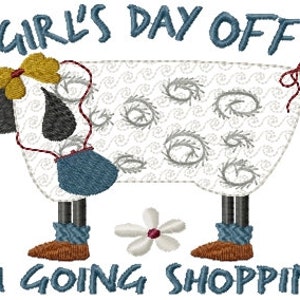 Puede incluir: Una oveja blanca con un bolso azul y un lazo amarillo en la cabeza. La oveja lleva botas marrones y tiene una flor a sus pies. El texto "Girl's Day Off I'm Going Shopping" está escrito encima de la oveja.