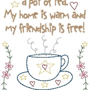 Könnte beinhalten: Stickerei mit einer dampfenden Tasse Tee mit einem Stern und Herzen an der Seite, einem Teebeutel und dem Text "Come and share a pot of tea. My home is warm and my friendship is free!" und "Tea".