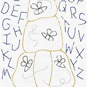 Peut inclure: Un fond blanc avec un contour doré d'une ruche avec trois abeilles à l'intérieur. Les lettres de l'alphabet sont cousues en bleu autour de la ruche. Les chiffres de 1 à 9 sont cousus en bleu sous la ruche.