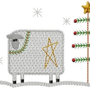 Könnte beinhalten: Ein weißes Schaf mit einem goldenen Stern an der Seite steht auf einem schneebedeckten Feld mit einem grünen Weihnachtsbaum, der mit roten Kugeln und einem goldenen Stern an der Spitze geschmückt ist.