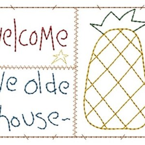Puede incluir: Un cartel blanco con costuras marrones alrededor de los bordes. El cartel dice "Welcome -ye olde house-." Una piña amarilla con hojas verdes está cosida en el lado derecho del cartel.