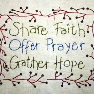 Puede incluir: Muestra bordada con un diseño floral y el texto "Share Faith Offer Prayer Gather Hope".